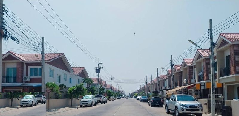 ถนนกลางหมู่บ้าน